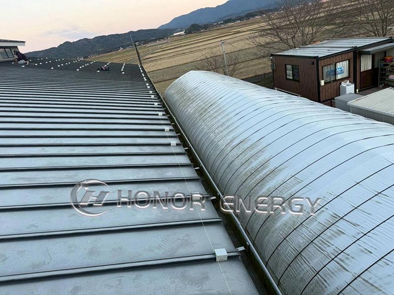 ஸ்டாண்டிங் சீம் மெட்டல் கூரை கவ்விகள் நிறுவப்பட்டு தயாராக உள்ளன