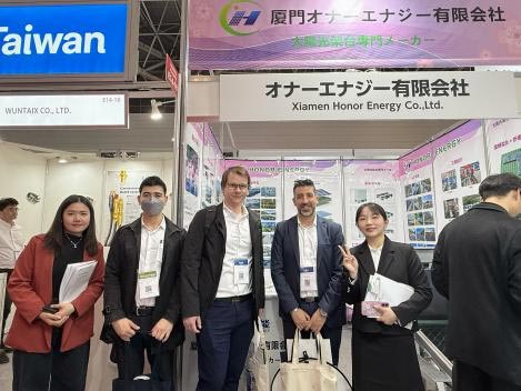 ஜப்பானில் செர்ரி ப்ளாசம்ஸ் மலர்கிறது, மரியாதையுடன் திரும்புகிறது